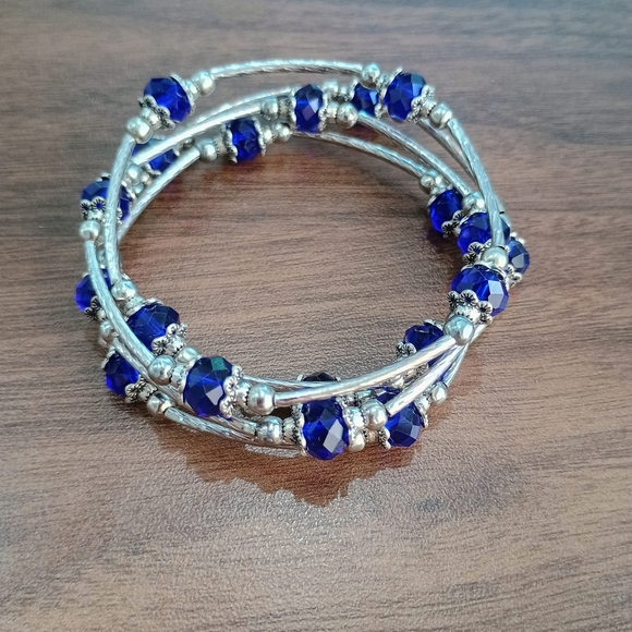 3 Sets Of Elegant Gold, Black and Silver Bangle Set - Picture 4 of 4